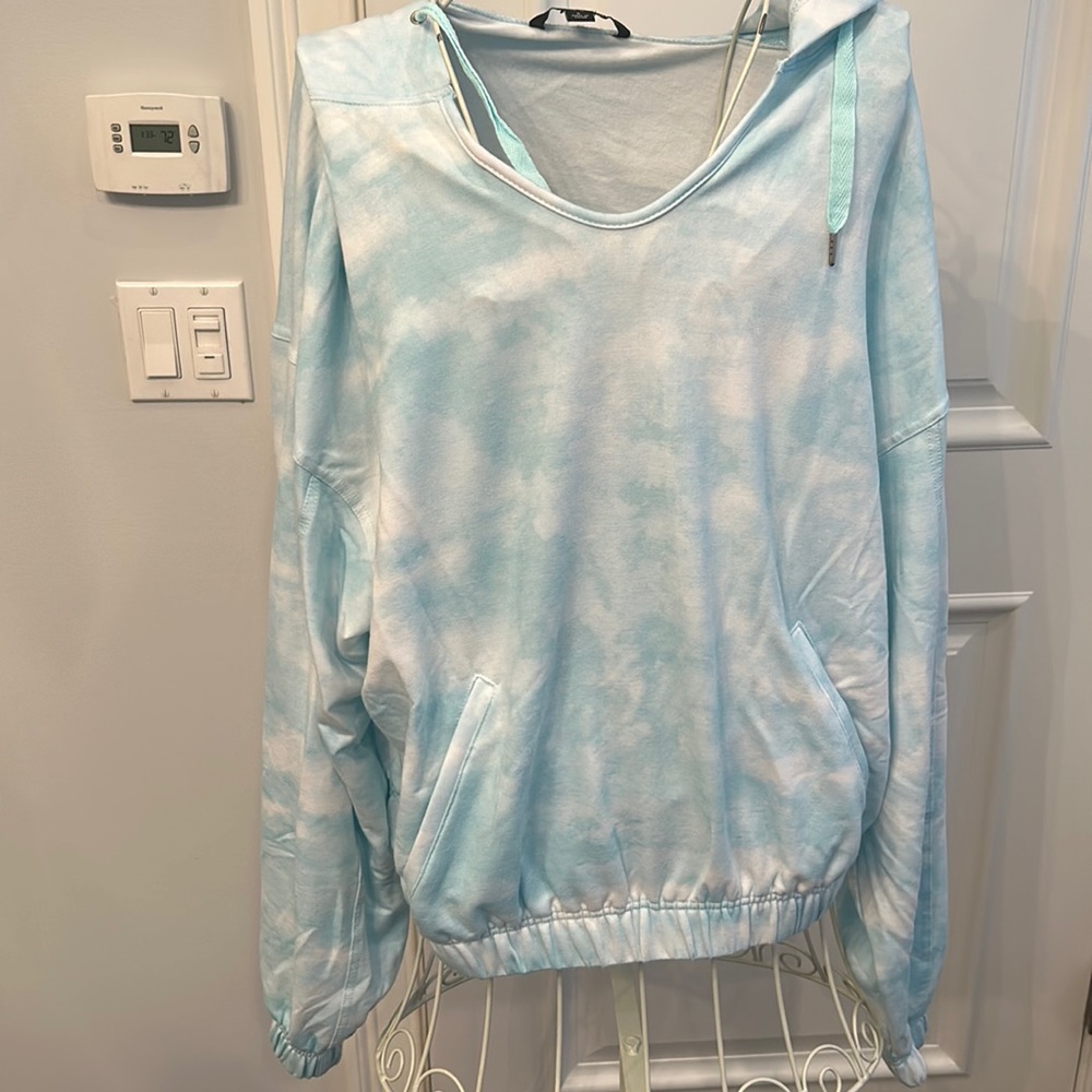 Woman’s tie dyed Zac and Rachel crop top sweat shirt with hood size large